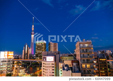 [黃昏的淺草和東京晴空塔的城市景觀] 68447099