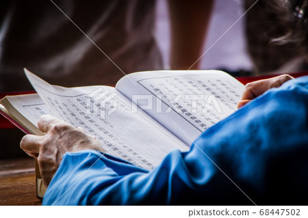 讀經的人 讀經的人 68447502