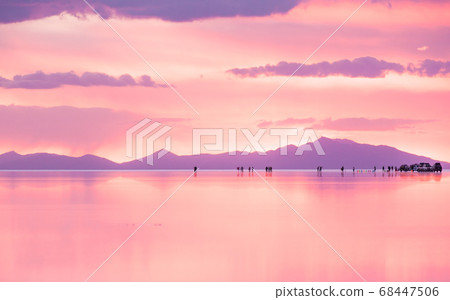 烏尤尼鹽湖染成粉紅色 68447506