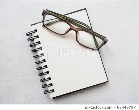 Blank notepad page, pen and glasses. Greeting card 68449797