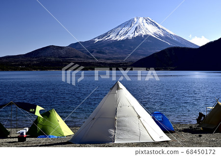在可以看到富士山的湖上紮營（地點：本栖湖） 68450172