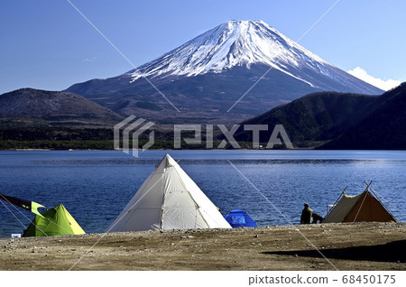 Camp on the lake where you can see Mt. Fuji (Location: Lake Motosu) 68450175