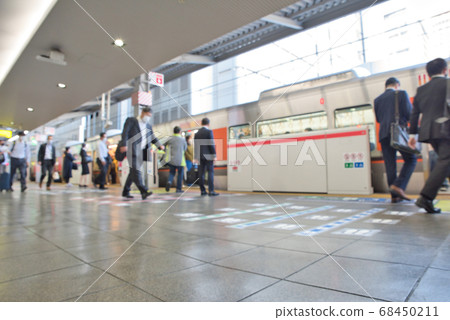 <<Out-of-focus>> Commuting scenery in Osaka 68450211