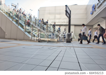 <<Out-of-focus>> Commuting scenery in Osaka 68450213