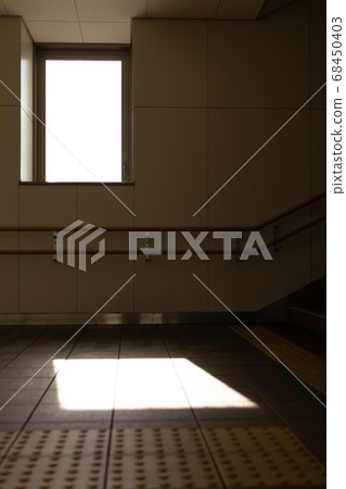 車站樓梯和窗戶 68450403