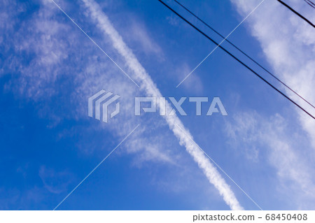 傍晚的藍天，凝結尾跡和電線 68450408