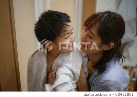 Parent and child wiping their bodies after taking a bath 68451891