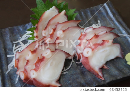 Octopus sashimi 68452523