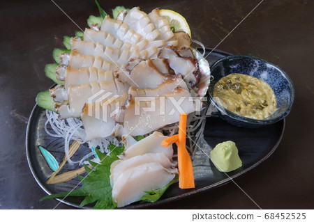 Red abalone sashimi 68452525
