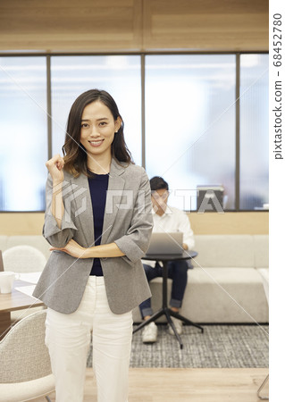 在休閒辦公室工作的女人 68452780