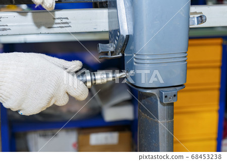 The master carries out maintenance of the boat 68453238