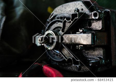 Car engine gear fix with engine oil 68453415