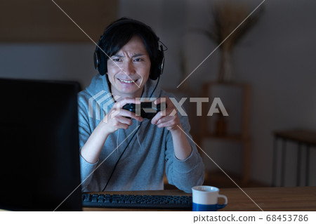 年輕人在午夜玩在線遊戲 68453786