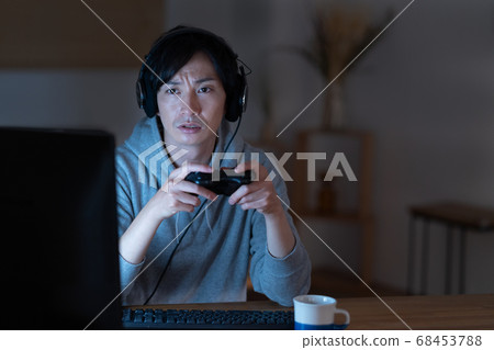 年輕人在午夜玩在線遊戲 68453788