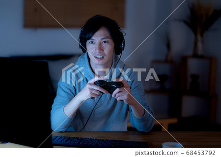年輕人在午夜玩在線遊戲 年輕人在午夜玩在線遊戲 68453792