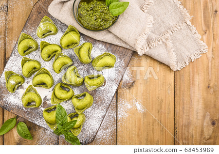 tortellini e tortelloni typical dishes emilia italy tortellini e tortelloni typical dishes emilia italy 68453989