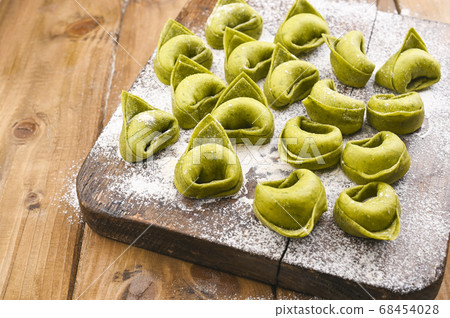 tortellini e tortelloni typical dishes emilia italy tortellini e tortelloni typical dishes emilia italy 68454028
