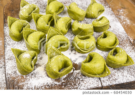tortellini e tortelloni typical dishes emilia italy tortellini e tortelloni typical dishes emilia italy 68454030