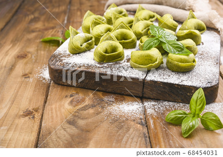 tortellini e tortelloni typical dishes emilia italy 68454031