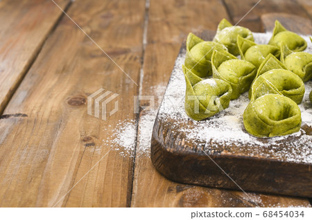 tortellini e tortelloni typical dishes emilia italy tortellini e tortelloni typical dishes emilia italy 68454034