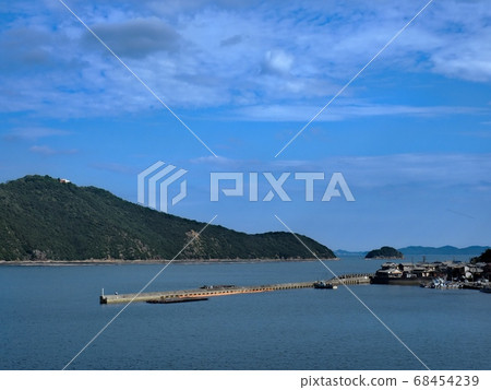 相生灣西側的椿山漁港和東側的金崎崎風光 相生灣西側的椿山漁港和東側的金崎崎風光 68454239
