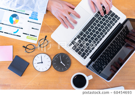 Reform of work style Image of 9 am to 5 pm A bird's-eye view of typing 68454693