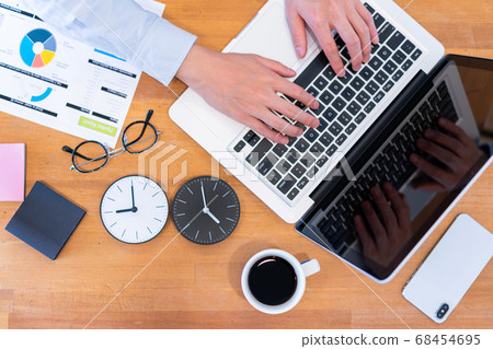 Reform of work style Image of 9 am to 5 pm A bird's-eye view of typing 68454695