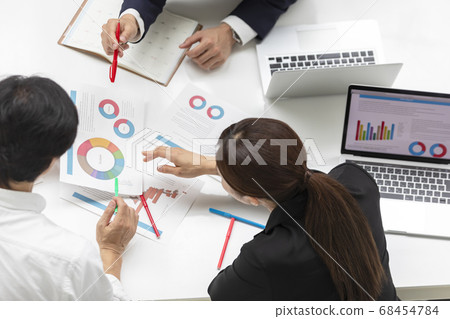 Business team having a meeting Business team having a meeting 68454784