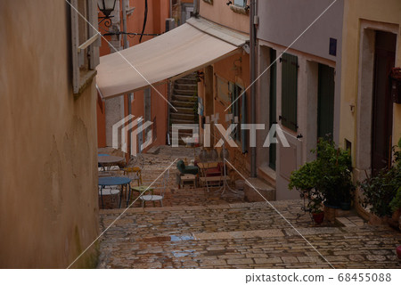 After the rain, the house was built upside down and upstairs. 68455088