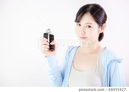 一個女人用她的手抓地力來改善抓地力 一個女人用她的手抓地力來改善抓地力 68455427