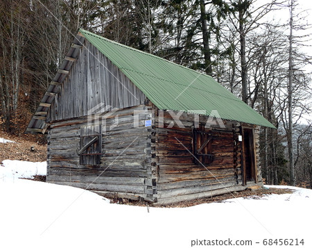 Old wooden cottage in the mountains Old wooden cottage in the mountains 68456214