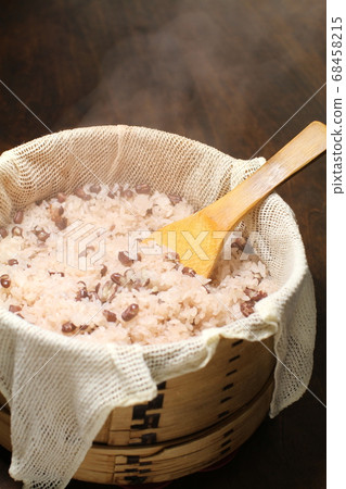 用竹蒸籠新鮮蒸熟的紅米飯,蒸 用竹蒸籠新鮮蒸熟的紅米飯,蒸 68458215