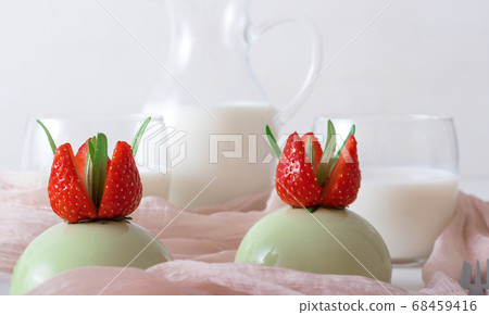 No-bake strawberry mini sphere matcha cheesecake with salt caramel, biscuits and fresh strawberries No-bake strawberry mini sphere matcha cheesecake with salt caramel, biscuits and fresh strawberries 68459416