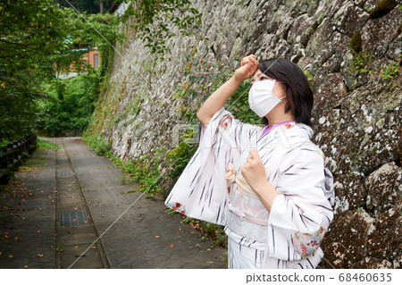 和服女人戴著口罩 68460635
