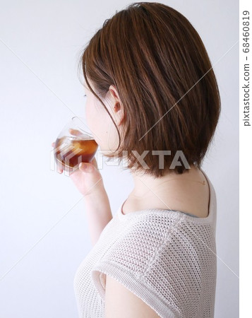 女人喝大麥茶 68460819