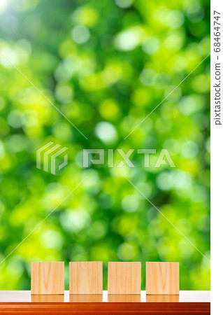 4個字母的木塊和綠色背景 68464747