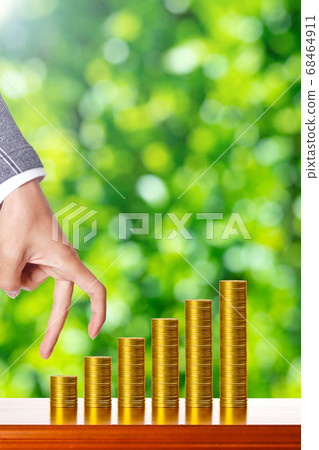 Money and businessmen 68464911