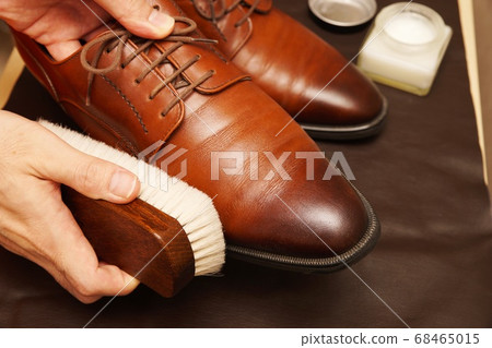 擦鞋（刷棕色皮鞋） 68465015
