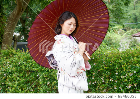 Woman wearing a kimono holding a Japanese umbrella Woman wearing a kimono holding a Japanese umbrella 68466355