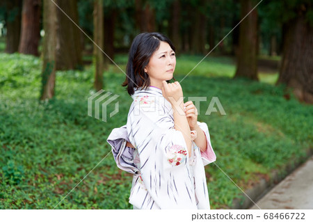 Woman bitten by a pest Woman bitten by a pest 68466722