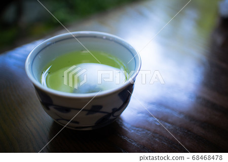 茶倒入白天採取的茶杯 茶倒入白天採取的茶杯 68468478