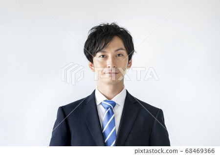 一個穿著西裝看著相機的男人 一個穿著西裝看著相機的男人 68469366