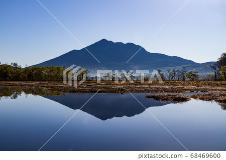 Hiuchigatake reflected on Oze and Iketang 68469600