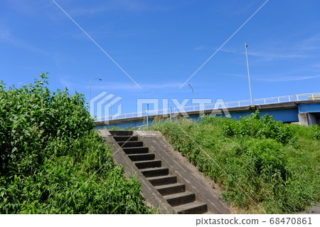 通往路堤的樓梯 68470861