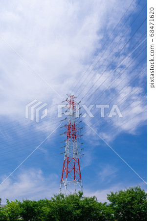 紅色和白色的高壓電力塔聳立在藍天下 68471620
