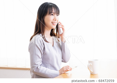 打電話的少婦 68472059