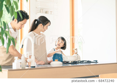 父母和孩子做飯的形象 68472240