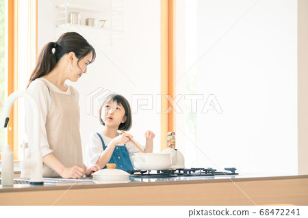 父母和孩子做飯的形象 68472241