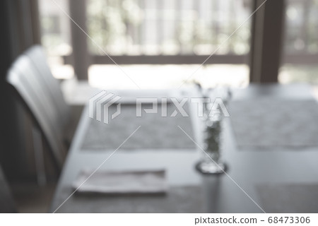 Blurred dining room table, flower vase with bokeh Blurred dining room table, flower vase with bokeh 68473306