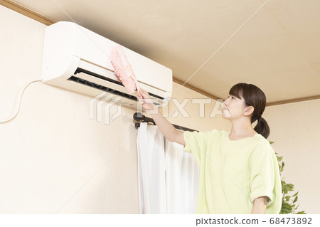 女人清洗空調 女人清洗空調 68473892
